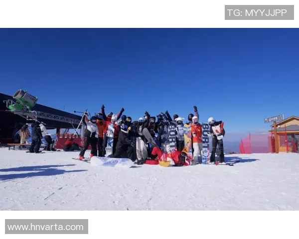 亚布力阳光滑雪场现“财神滑雪”奇景|二次元打扮者雪道演出国风狂欢 亚布力阳光滑雪场现“财神滑雪”奇景|二次元打扮者雪道演出国风狂欢